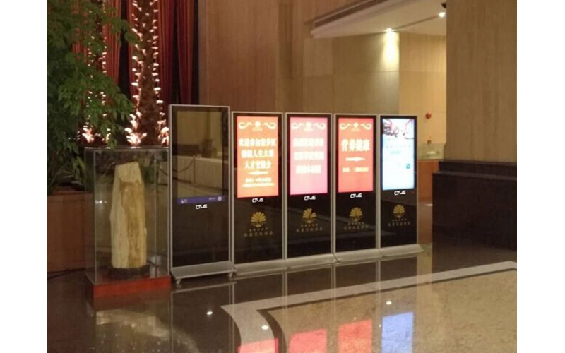 悅來酒店花園落地式液晶廣告機(jī)使用案例